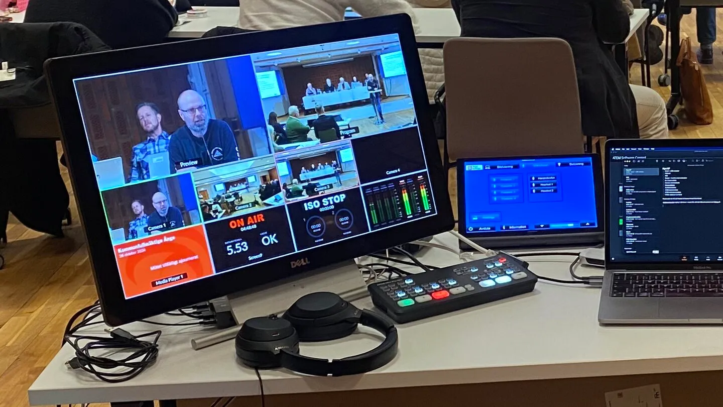 Regiplatsen under sändning — ATEM-multiview med ON AIR-status, bildmixer och hörlurar.