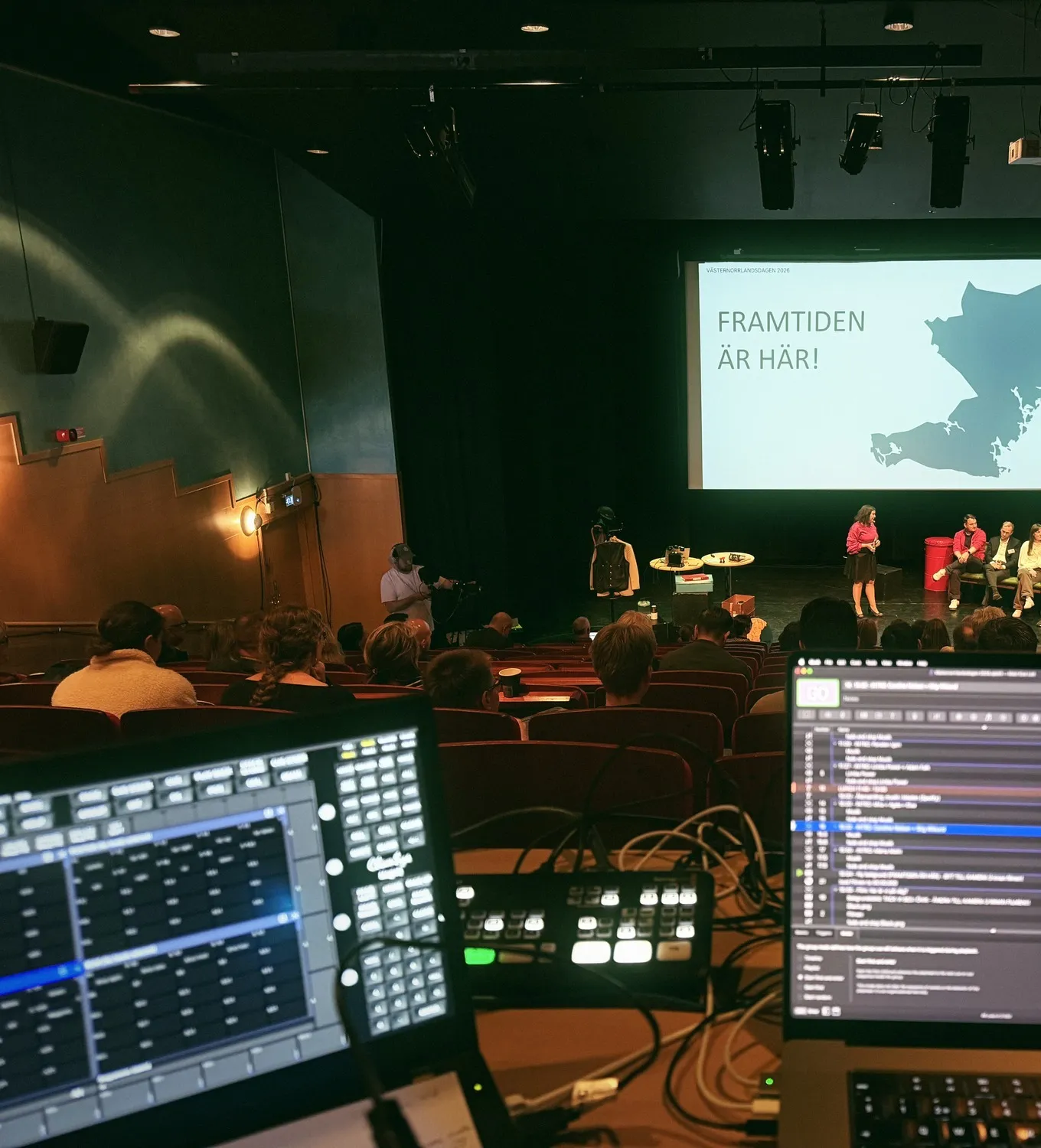 Multikamera-livesändning av ett regionalt event — regibord, kameror och scen inför publik.