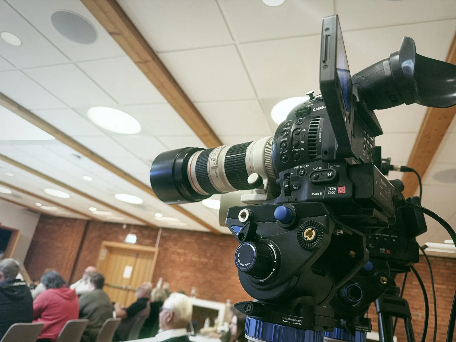 Canon Cine-kamera med L-objektiv på stativ.